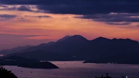 Hong Kong — DSCF4672 Sai Ying Pun, Victoria Peak, Hong Kong | XF90mm f5.4 1/31s ISO3200