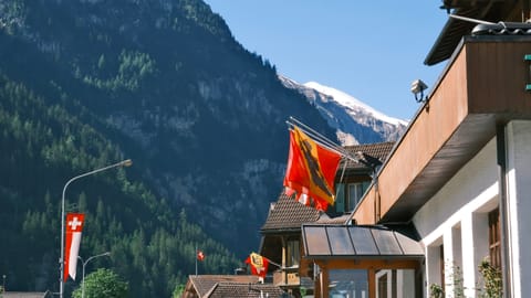 Kandersteg — DSCF8254 Aeussere Dorfstrasse, Switzerland | XF16-55mm f8.9 1/120s ISO800
